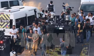 Cảnh sát bắt giữ các binh sỹ tham gia đảo chính tại Quảng trường Taksim ở Istanbul. Nguồn: EPA/TTXVN.