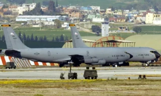 Máy bay tiếp liệu của Mỹ đậu tại căn cứ không quân Incirlik, gần thành phố Adana ở miền nam Thổ Nhĩ Kỳ. Ảnh: Reuters.