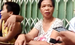 Bà Lưu, người chứng kiến vụ sập trả lời phóng viên. Ảnh: Cắt từ clip. 