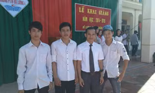 Nguyễn Trọng Nghĩa (thứ 2 từ trái sang) và bạn bè, thầy giáo tại trường làng.