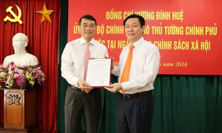 Phó Thủ tướng Vương Đình Huệ trao quyết định bổ nhiệm cho ông Lê Minh Hưng.