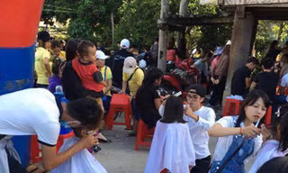 Cắt tóc cho đồng bào Ba Na.