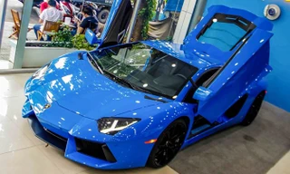Đây là chiếc Lamborghini Aventador màu xanh Le Mans Blue đầu tiên được nhập về Việt Nam. Trước đó, giới chơi xe Việt từng biết đến một chiếc Aventador phiên bản SV cũng có màu sơn xanh nhưng đậm hơn. 