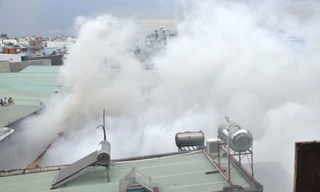 Khói bốc lên nghi ngút từ đám cháy.