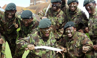 Chiến binh Khuếch Nhĩ Cách và vũ khí truyền thông dao Kukri.