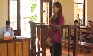 Bị cáo Mai ra tòa lĩnh án. Ảnh: Minh Huệ.