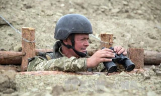 Binh sĩ Ukraine gác tại chốt quân sự ở Popasna, vùng Donetsk. Ảnh: AFP/TTXVN.