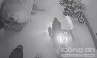 Chỉ trong tích tắc, tên trộm lấy được chiếc xe.