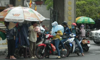 Theo ghi nhận của Tiền Phong, cơn mưa kéo dài khoảng 20 phút, trải rộng trên địa bàn các quận nội ô (1, 3, 4, Phú Nhuận, Tân Bình, Bình Thạnh) và ngoại thành (quận 2, 9, Thủ Đức). 