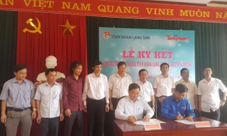 Tổng Biên tập báo Tiền Phong và Bí thư Tỉnh đoàn Lạng Sơn thực hiện ký hợp đồng Hợp tác truyền thông.