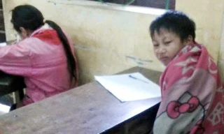 Học sinh THCS tại huyện Bắc Mê, Hà Giang quấn chăn tránh rét. Ảnh: Bích Hoạt. 