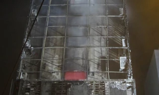 Biển quảng cáo bên ngoài quán karraoke bị cháy rụi.