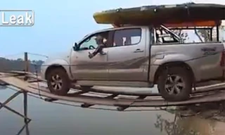 Tài xế liều mình cho ô tô qua 'cầu khỉ' chênh vênh