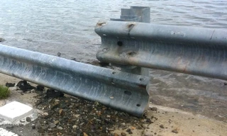 Bu lông, ốc vít bị tháo trộm khiến tấm hộ lang bật ra khỏi trụ đỡ và có nguy cơ “biến mất”. 