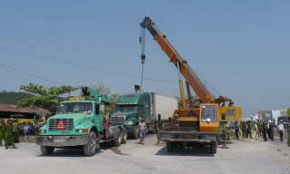 Cẩu xe ra khỏi địa điểm cân tải trọng.