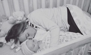 Bức ảnh người mẹ nằm trong cũi cùng con đang được chia sẻ khắp thế giới.