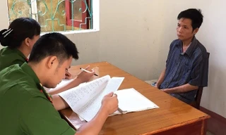 Đối tượng Hiếu khai nhận hành vi đốt vợ tại cơ quan công an. Ảnh: Thanh Duyên.