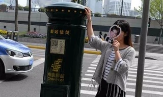 Hàng trăm thiếu nữ thức đêm chụp ảnh cùng... hòm thư