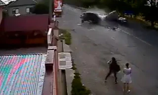 Ô tô nát bét sau cú đối đầu kinh hoàng