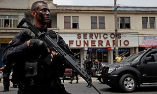 Cảnh sát ở Rio de Janeiro, Brazil. Ảnh: AP.