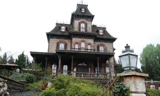 Ngôi nhà Ma ám là điểm vui chơi nổi tiếng trong công viên Disneyland. Ảnh: popsugar.