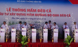 Phó Thủ tướng Trịnh Đình Dũng cùng lãnh đạo tỉnh Phú Yên, tỉnh Khánh Hòa và các Bộ, ngành… nhấn nút nổ pháo hiệu thông xe kỹ thuật hầm Đèo Cả.