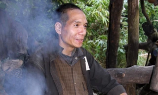 Vẻ mặt vui mừng của ông Bình khi nói chuyện với muông thú.