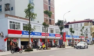 Biển hiệu kiểu mẫu gây tranh cãi ở đường Lê Trọng Tấn. Ảnh: ICTnews