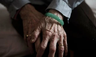 Đa số người già bị con trai lừa lấy tiền ở Singapore là các bà mẹ cao tuổi. Ảnh: AFP.