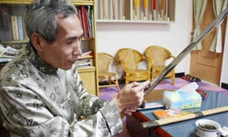 Chen Shih-Tsung cùng với một trong những thanh bảo kiếm của mình.