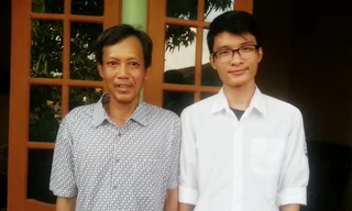 Dương chụp ảnh cùng bố.