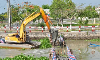 Máy kube đang đắp đập ngăn mặn ở huyện Vị Thủy. Ảnh: Hòa Hội.