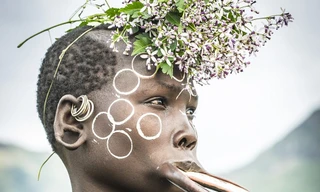 Lạ kỳ bộ tộc bẻ răng, xẻ môi lồng đĩa cho phụ nữ