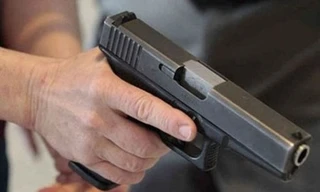 Bác sĩ sản khoa bị bắn vì để sản phụ khỏa thân