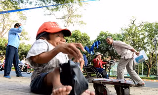 Chuyện đời anh em 'sọ dừa' bán vé số ở Sài Gòn
