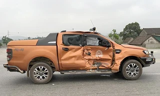 Phần thân bên phải ôtô bán tải bị lõm móp sau khi bị tông văng 10 m. Ảnh: Đ.H.