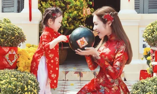 Con gái Elly Trần quấn quýt mẹ chụp ảnh Tết