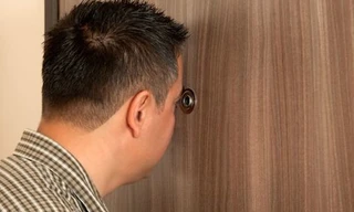 Các khách sạn rẻ tiền có khả năng xảy ra trường hợp bị nhìn trộm. Ảnh: Istock.