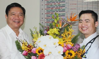 Bí Thư Thăng thăm hỏi động viên bác sĩ Trần Hoàng Minh.