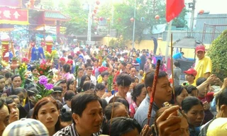 Biển người đổ về chùa Bà xin lộc, khói hương mù mịt