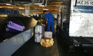 Nhân viên bốc xếp tại Sân bay Nội Bài. Ảnh: Lê Hữu Việt.