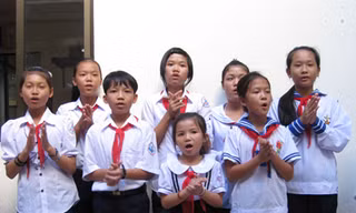 Những em bé Trường Sa