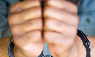 Đang ngủ bị 'yêu râu xanh' cưỡng hiếp