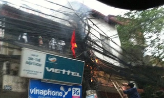 Một người dân dùng bình cứu hỏa để chữa cháy. Ảnh: CTV