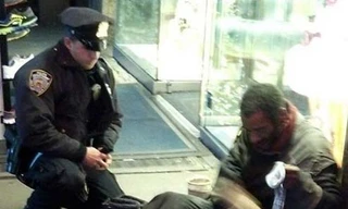 Rung động trước nghĩa cử của một cảnh sát Mỹ