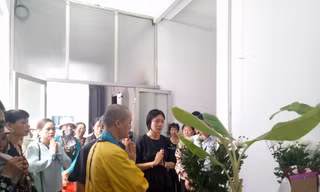 Người nhà bé Vân Nhi làm lễ trước linh cữu của em. Ảnh: Đinh Tuấn.