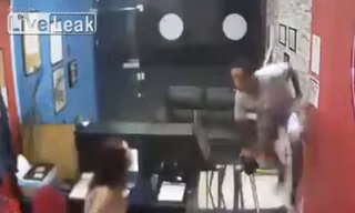 Cướp nhầm võ đường, bị võ sinh đuổi đánh chạy thục mạng