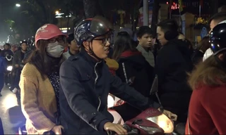 Bãi xe quá tải, người dân loay hoay tìm chỗ gửi xe chơi Noel