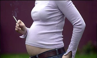 Nicotin trong thuốc lá có thể truyền qua sữa mẹ sang con