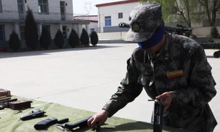 Lính Trung Quốc bịt mắt tháo lắp súng trong chương trình "Trình diễn Kỹ năng Lính tinh nhuệ"